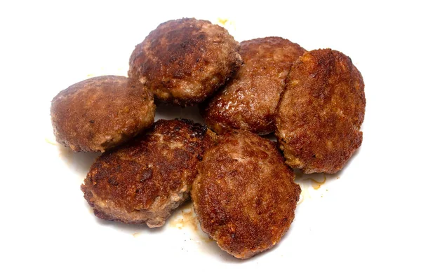 beyaz bir arka plan üzerinde kızarmış köfte