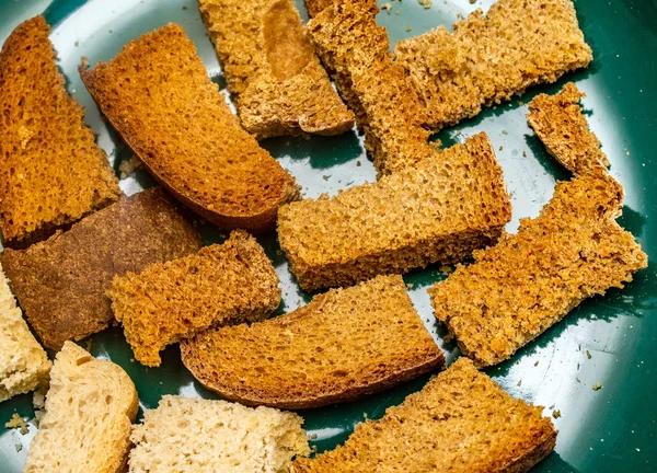 Potongan Roti Goreng Berkarat Pada Latar Belakang Putih — Stok Foto