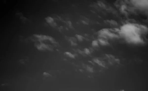 Nuvens Brancas Céu Escuro Monocromático — Fotografia de Stock