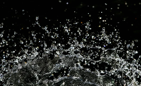 Salpicos Água Escuro Com Uma Gota Água Voando Bokeh Desfocado — Fotografia de Stock