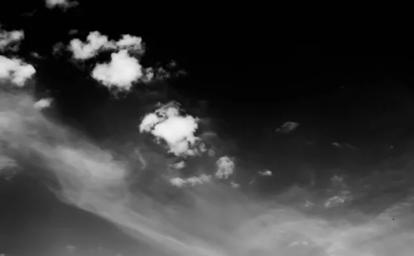 Белые Облака Темном Небе Монохромные — стоковое фото