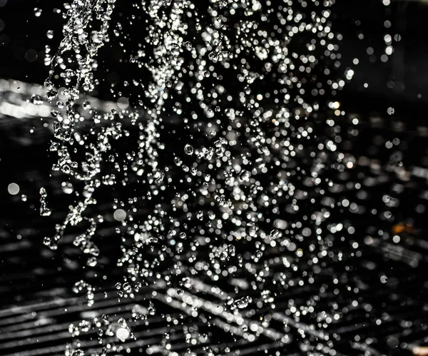 Salpicaduras Agua Oscuridad Con Gotas Agua Volando Bokeh Desenfocado — Foto de Stock