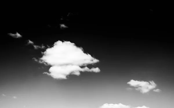 Nubes Blancas Cielo Oscuro Monocromo — Foto de Stock