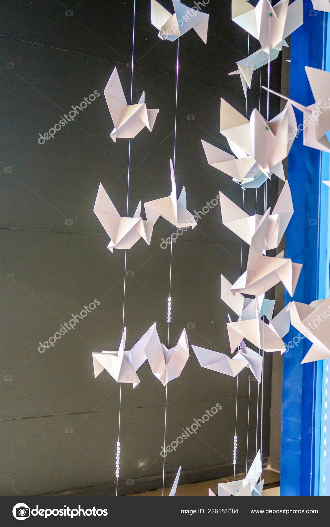 Papier Kran Kronleuchter Innentreppe Stockfoto Kzwwsko