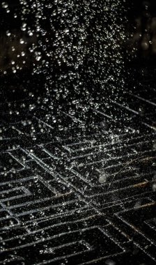 İçinde karanlık bir uçuş, ufuk bokeh su damlaları ile su sıçrama.