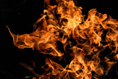 alevler siyah arkaplanda