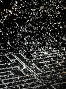 İçinde karanlık bir uçuş, ufuk bokeh su damlaları ile su sıçrama.