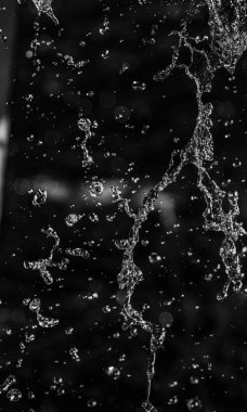 İçinde karanlık bir uçuş, ufuk bokeh su damlaları ile su sıçrama.