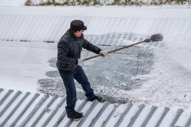 bir süpürge ile kar adam süpürür