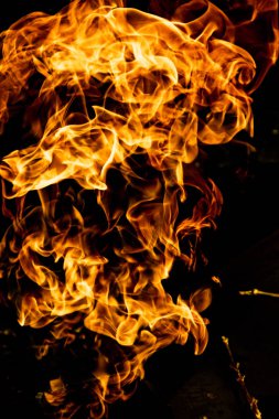 alevler siyah arkaplanda