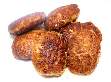 beyaz bir arka plan üzerinde kızarmış köfte