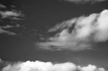 Siyah arkaplanda bulutlar