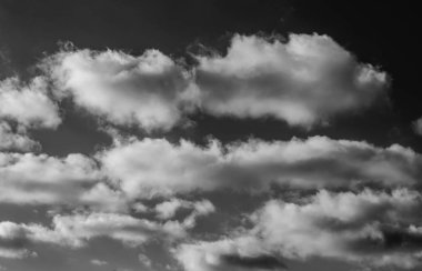 Siyah arkaplanda bulutlar