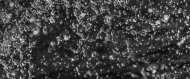 bir karanlık bokeh arka plan üstünde su damlaları