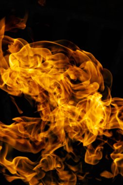 alevler siyah arkaplanda