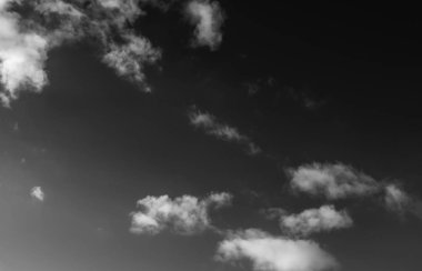 Siyah arkaplanda bulutlar