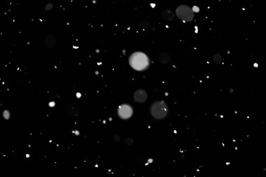 Kar fırtınası doku. Siyah arka plan, ışıkları bokeh vurdu kar taneleri havada uçan