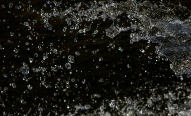 bir karanlık bokeh arka plan üstünde su damlaları