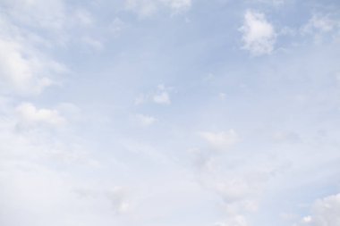Beyaz bulutlu mavi gökyüzü, doğa arkaplan