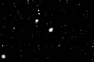 Kar fırtınası doku. Siyah arka plan, ışıkları bokeh vurdu kar taneleri havada uçan