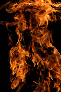 alevler siyah arkaplanda