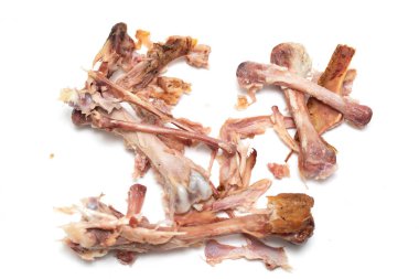 beyaz bir arka plan üzerinde yedikten sonra tavuk kemikleri