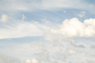 Beyaz bulutlu mavi gökyüzü, doğa arkaplan