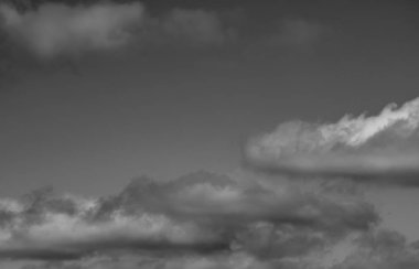 Siyah arkaplanda bulutlar