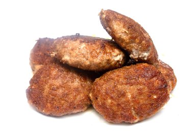 beyaz bir arka plan üzerinde kızarmış köfte