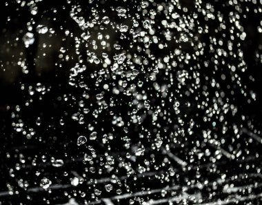 İçinde karanlık bir uçuş, ufuk bokeh su damlaları ile su sıçrama.