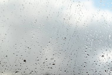 Cam gökyüzü arka plan üzerinde yağmur damlaları