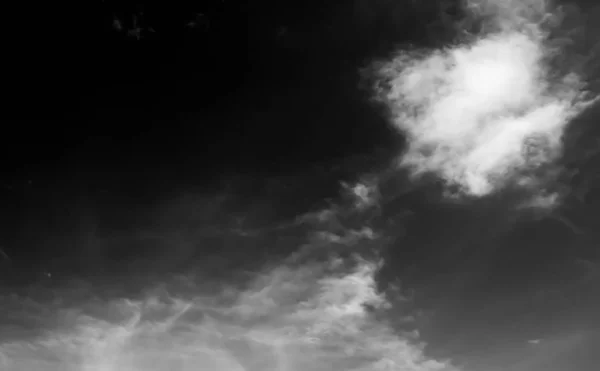 Λευκά Σύννεφα Ένα Σκοτεινό Ουρανό Μονόχρωμη — Φωτογραφία Αρχείου