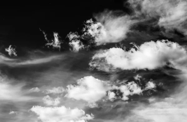 Nuvens Fundo Preto — Fotografia de Stock