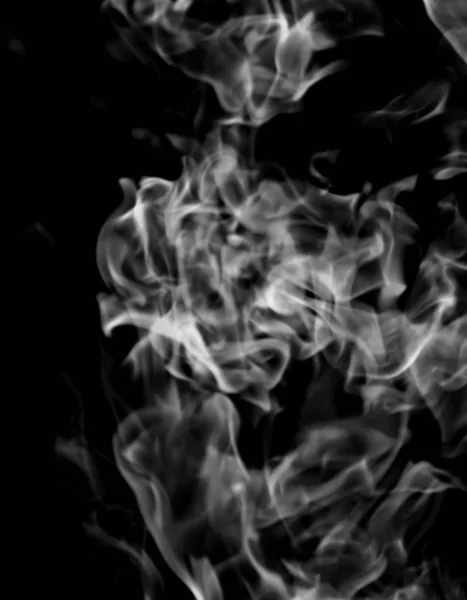 黑色背景上的白烟火焰 — 图库照片