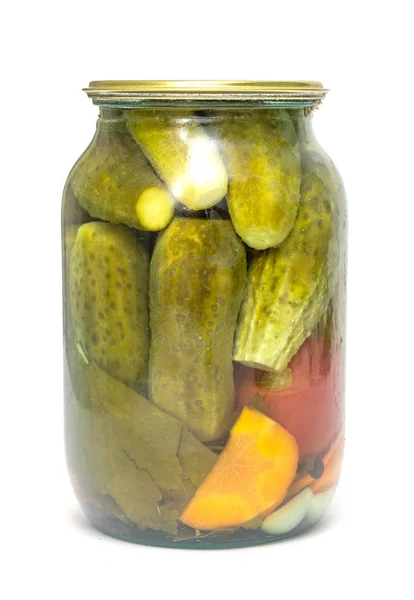 罐子里的白色背景上的腌黄瓜 — 图库照片