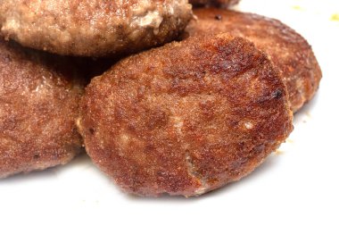 beyaz bir arka plan üzerinde kızarmış köfte