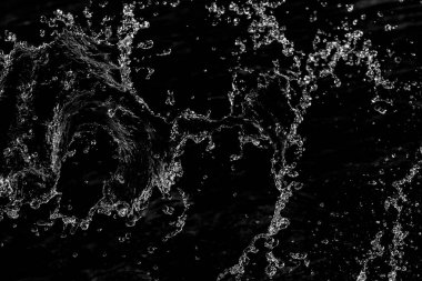 bir karanlık bokeh arka plan üstünde su damlaları