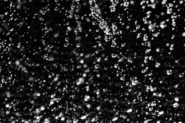 Salpicaduras Agua Oscuridad Con Gotas Agua Volando Bokeh Desenfocado —  Fotos de Stock