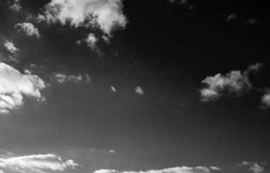 Siyah arkaplanda bulutlar