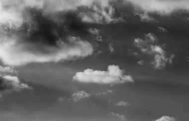 Siyah arkaplanda bulutlar