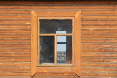 bir ahşap evin eski bina penceresinde