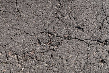 Eski asfalt arka plan ile bir çatlamak