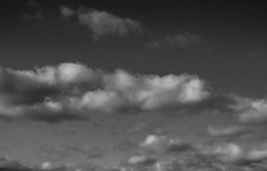 Siyah arkaplanda bulutlar