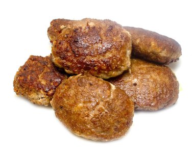 beyaz bir arka plan üzerinde kızarmış köfte