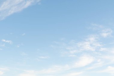 Beyaz bulutlu mavi gökyüzü, doğa arkaplan