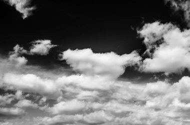 Siyah arkaplanda bulutlar