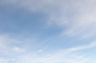 Beyaz bulutlu mavi gökyüzü, doğa arkaplan