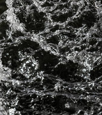 bir karanlık bokeh arka plan üstünde su damlaları