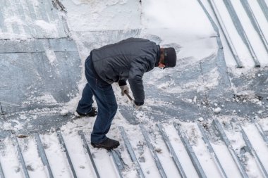 bir süpürge ile kar adam süpürür