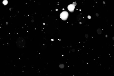 Kar fırtınası doku. Siyah arka plan, ışıkları bokeh vurdu kar taneleri havada uçan